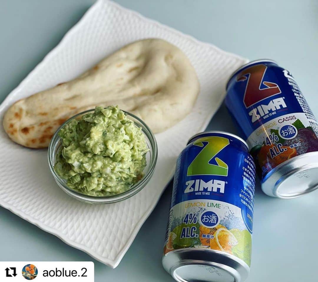 ZIMAのインスタグラム：「. ZIMAをご愛飲いただきありがとうございます✨ おつまみとってもおいしそうです😋器も素敵ですね！ #ジーマ #お酒 #酒 #sake #お酒好き #おうち居酒屋 #おうちごはん #宅飲み #料理 #クッキングラム #レシピ #お酒に合う #酒スタグラム #お酒好きと繋がりたい #酒の肴 #料理男子 #料理初心者 #おつまみメニュー #おつまみレシピ #ありがとうございます . . #Repost @aoblue.2 . . ナンとワカモレ💕 ワカモレはアボガド、玉ねぎ、塩胡椒、マヨネーズ、レモン汁に今日は青じそたっぷり追加😆 ⁡ ZIMA大好き💕 ⁡ #おつまみ　#家呑み　#zima #zimatch @zima_japan」