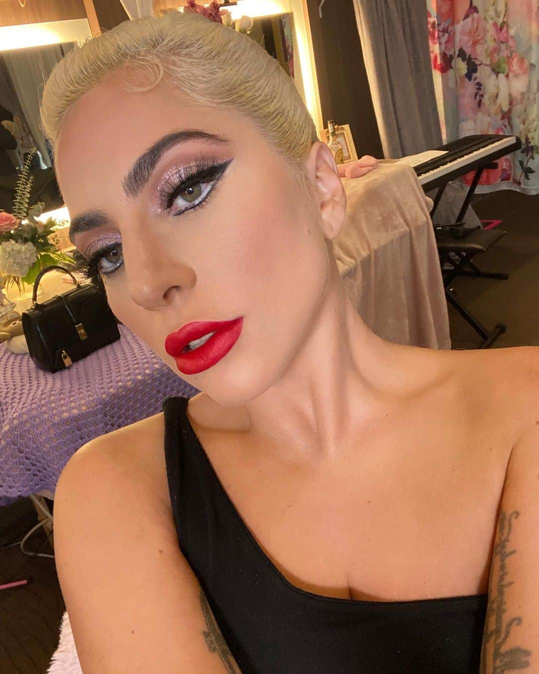 レディー・ガガさんのインスタグラム写真 - (レディー・ガガInstagram)「Backstage last night at Jazz & Piano, wearing the @hauslabs Love For Sale Shadow Palette 🥰🎺🎶 @gagavegas」10月23日 4時22分 - ladygaga