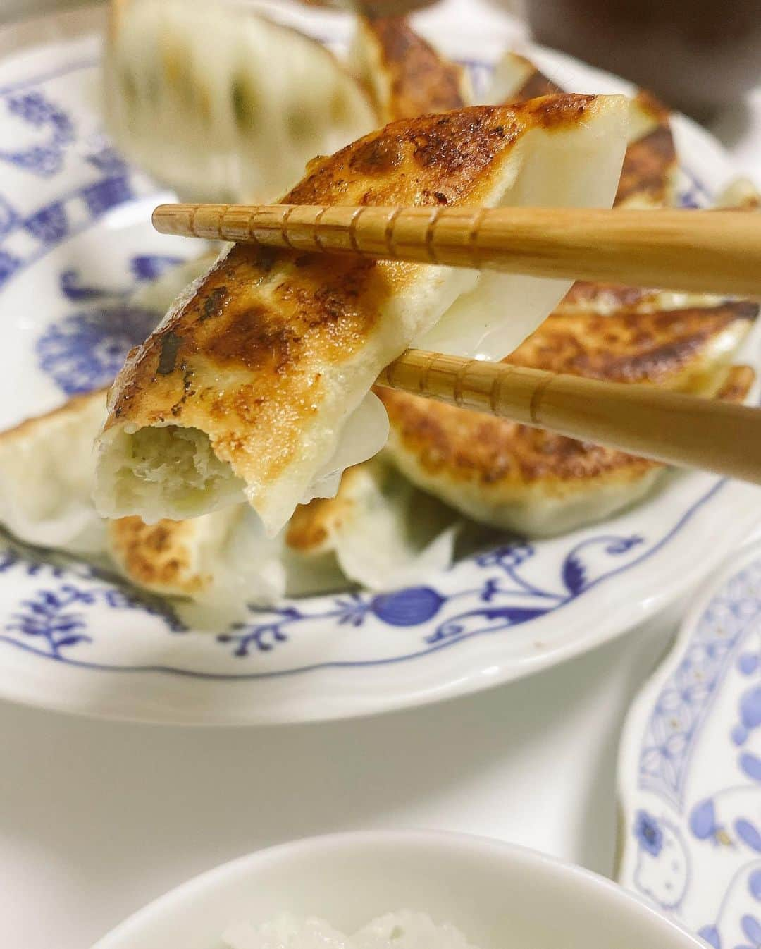 熊田曜子さんのインスタグラム写真 - (熊田曜子Instagram)「今夜は餃子🥟 しかも気になってた噂の東スポ餃子🥟 ニンニクいっぱいで元気が出るよ💪 美味しい💓  #夕食　#dinner #おうちごはん　#東スポ　#東京スポーツ　#東スポ餃子　#焼くだけ　#ニンニク」10月22日 20時07分 - kumadayoko