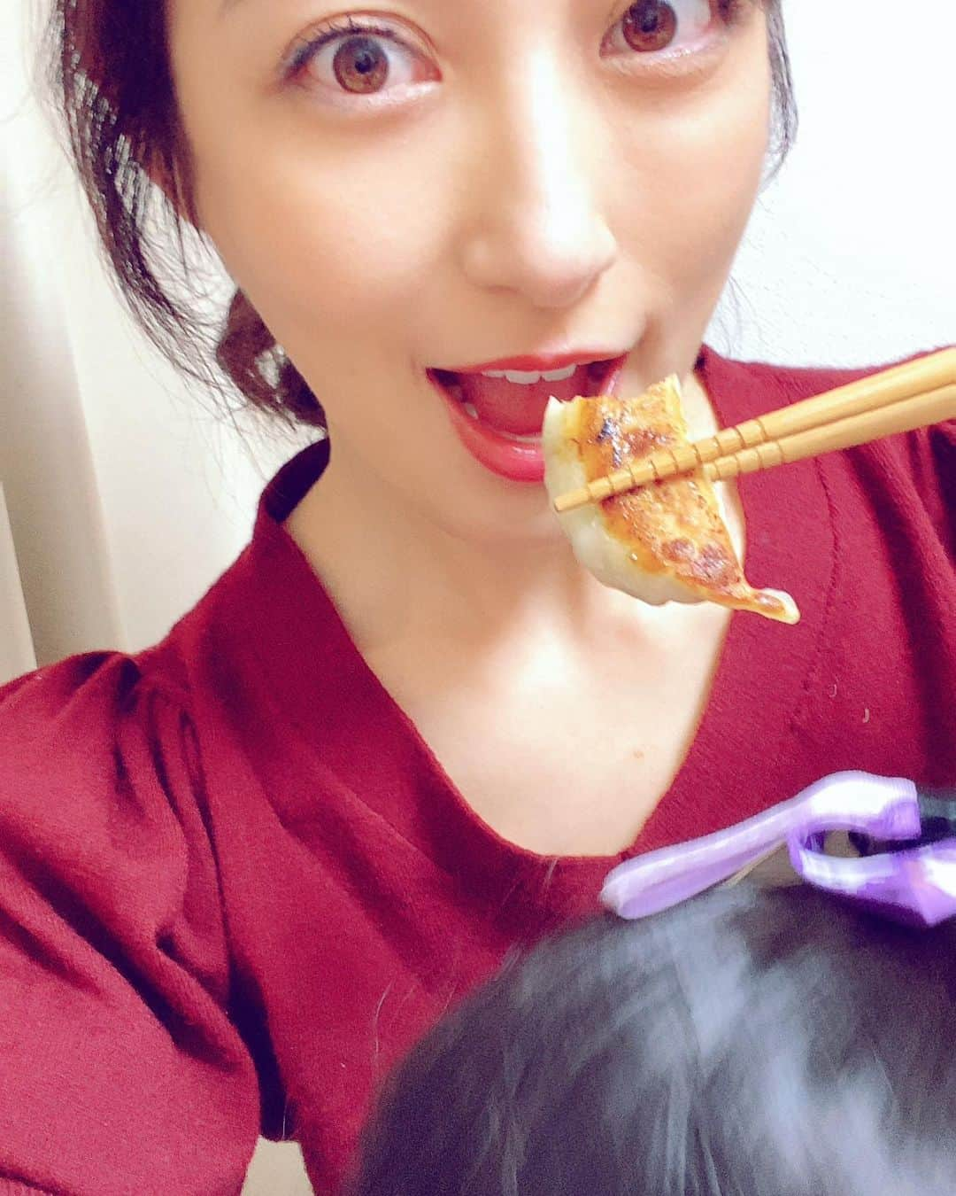 熊田曜子さんのインスタグラム写真 - (熊田曜子Instagram)「今夜は餃子🥟 しかも気になってた噂の東スポ餃子🥟 ニンニクいっぱいで元気が出るよ💪 美味しい💓  #夕食　#dinner #おうちごはん　#東スポ　#東京スポーツ　#東スポ餃子　#焼くだけ　#ニンニク」10月22日 20時07分 - kumadayoko