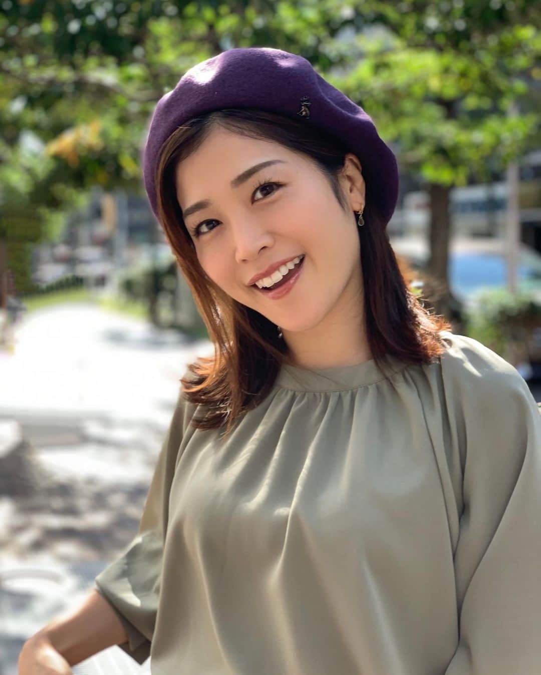 佐藤美樹さんのインスタグラム写真 - (佐藤美樹Instagram)「. . 芸術の秋をテーマにお伝えした ハマナビ。 . . . #ベレー帽 を被って芸術家コーデ🎨？ . 今年購入した🎩 @arthhat のお気に入りです( ´ ▽ ` ) . . . 衣装は、いつもお世話になっている @edist.closet  . . くすみグリーンのブラウスとフレアパンツにニューバランスのスニーカーを合わせました👟 . パンプスにしたらオフィスカジュアルにも良さそう☺️👠 . . こうやって仕事のテーマやシーンに合わせて衣装を考えるのも好きですし、皆さんの感想も楽しみにしてますよ♩ . . . そんな事を言いつつ、 私は今朝、急いで羽織ったコートに クリーニングのタグが付いたままだったんですけどね。 . . . 恥ずかしや〜🙈🙊笑 ━─━─━─━─━─━─━─━─ #横浜  #ロケ  #衣装  #カジュアル  #くすみカラー  #衣装提供  #アナウンサー衣装  #ファッション  #外ハネミディアム  #女子アナ  #コーデ  #佐藤美樹   #タグには気をつけて  #おっちょこちょい  #私です #arthhat  #ootd」10月22日 20時31分 - satomiki0224