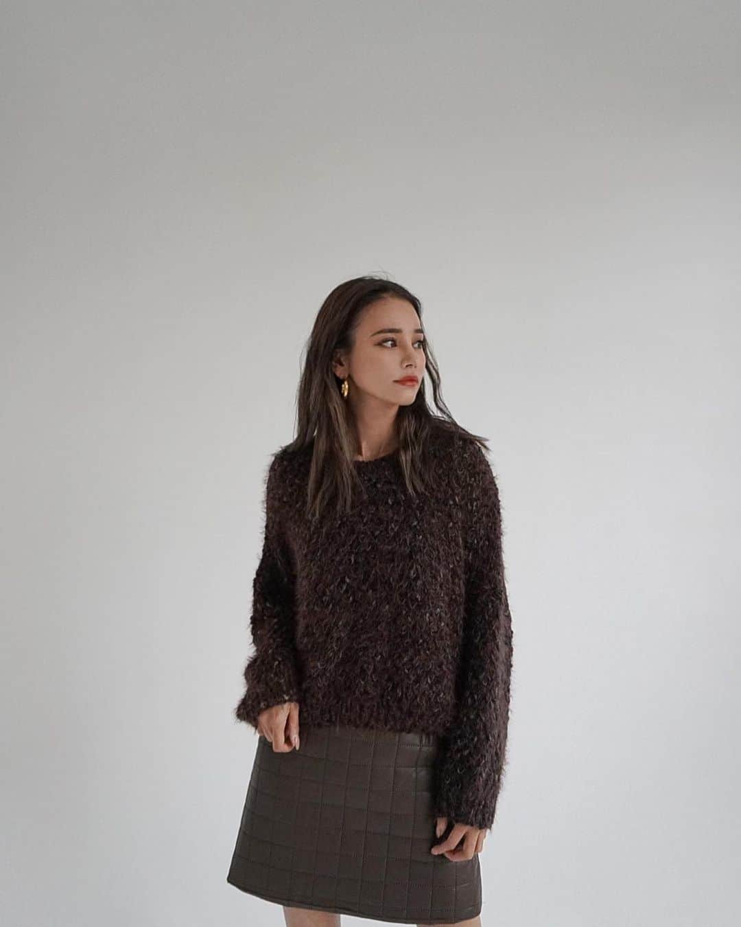 Rika Sasaki JPNのインスタグラム：「久しぶりの新作🥰✨ 本日発売の Drop shoulder fancy yarn knit🤍 ブラウン着用してます🐻 フワフワで着心地も良いの😌✨ オンラインストアでチェック してみてねん🌈 @aeddy.official」
