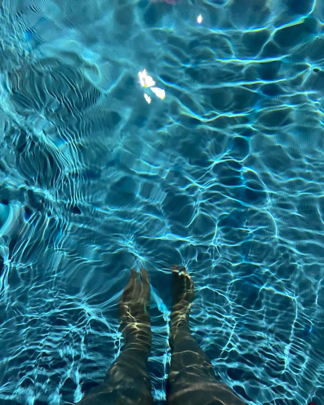 指出瑞貴さんのインスタグラム写真 - (指出瑞貴Instagram)「🌜🧖🏼‍♀️💎🐉  浮くの好き〜 little cold 🥶  期間限定の#naked #sauna #ネイキッド #サウナ へーい水風呂がわりがプール！れりごー！最高だーーぁぁぁ @miso_nico ちゃんの #youtube 撮影でお邪魔しました @hotelnewotanitokyo さんありがとうございました🙏 グレープフルーツのソーダジュースがおいしかったです  #一気飲み お水も一気飲み」10月22日 20時43分 - sashidemizuki