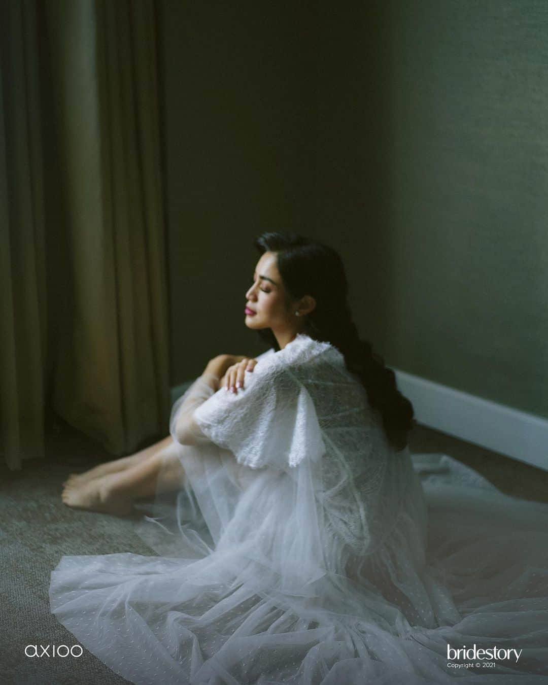 ジェシカ・イスカンダルさんのインスタグラム写真 - (ジェシカ・イスカンダルInstagram)「Seneng banget sama robe dari designer @cynthiatan__ 🤍  Exclusive Media Partner @thebridestory  Venue @ayanajakarta  Wedding Organizer & Wedding Stylist @by.hilda  Photography & Videography @axioo @joe.setiawan @dimarbrata Decoration @kalaweddings Lighting @glowlightpro Invitation & E-Motion @papeworks  Wedding Cake @ivoirecakedesign  Live Streaming @golive.moments  Florist @il.fiore  Entertainment & Sound @luxevoirid MC @jhonyjohannis Tent @viptent.decorations Jessica's Makeup @winnieneuman  Jessica's Haido @ardndut Jessica’s Bridal Robe @cynthiatan__  Jessica’s Dress and Attire @monicaivena Fabric @anggrekbusanacouture @fabricsocietystore Fashion Styling @fayefliu @theclique.hk Vincent’s Dress and Attire @agusslim Vincent’s Shoes @mariominardi_official Family’s Dress and Attire @cynthiatan__  Family's Tenun Attire @batikconceptstore  Favors & Gifts @alienobjects Wedding Ring @franknco_id Jessica's Mom & Sister Makeup @wendramakeup Vincent's Mom & Sister Makeup @jessyjoymua #MrAndMrsVerhaag #MrAndMrsVerhaagXBridestory」10月22日 20時48分 - inijedar