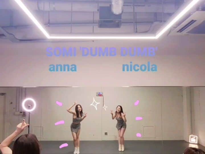 ニコラのインスタグラム：「お揃いの千鳥柄セットアップきてDumb dumbしました✌️👯✌️  Wearing matching costumes ,we covered dance of SOMI "dumb dumb" .　I hope you enjoy it!!😘  #dumbdumb  #kpopdance  #kpop  #dancecover  #somi  #xoxo」