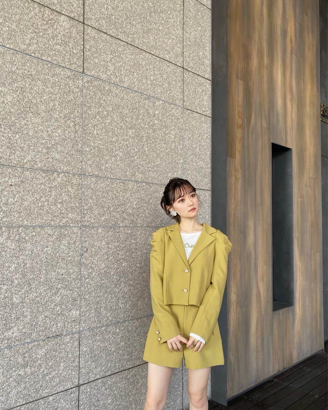 石綿日向子さんのインスタグラム写真 - (石綿日向子Instagram)「🌻 おばあちゃんになっても 黄色着て気取ってたい #900円のバックに見えないドヤ顔」10月22日 21時03分 - hinako_ishiwata