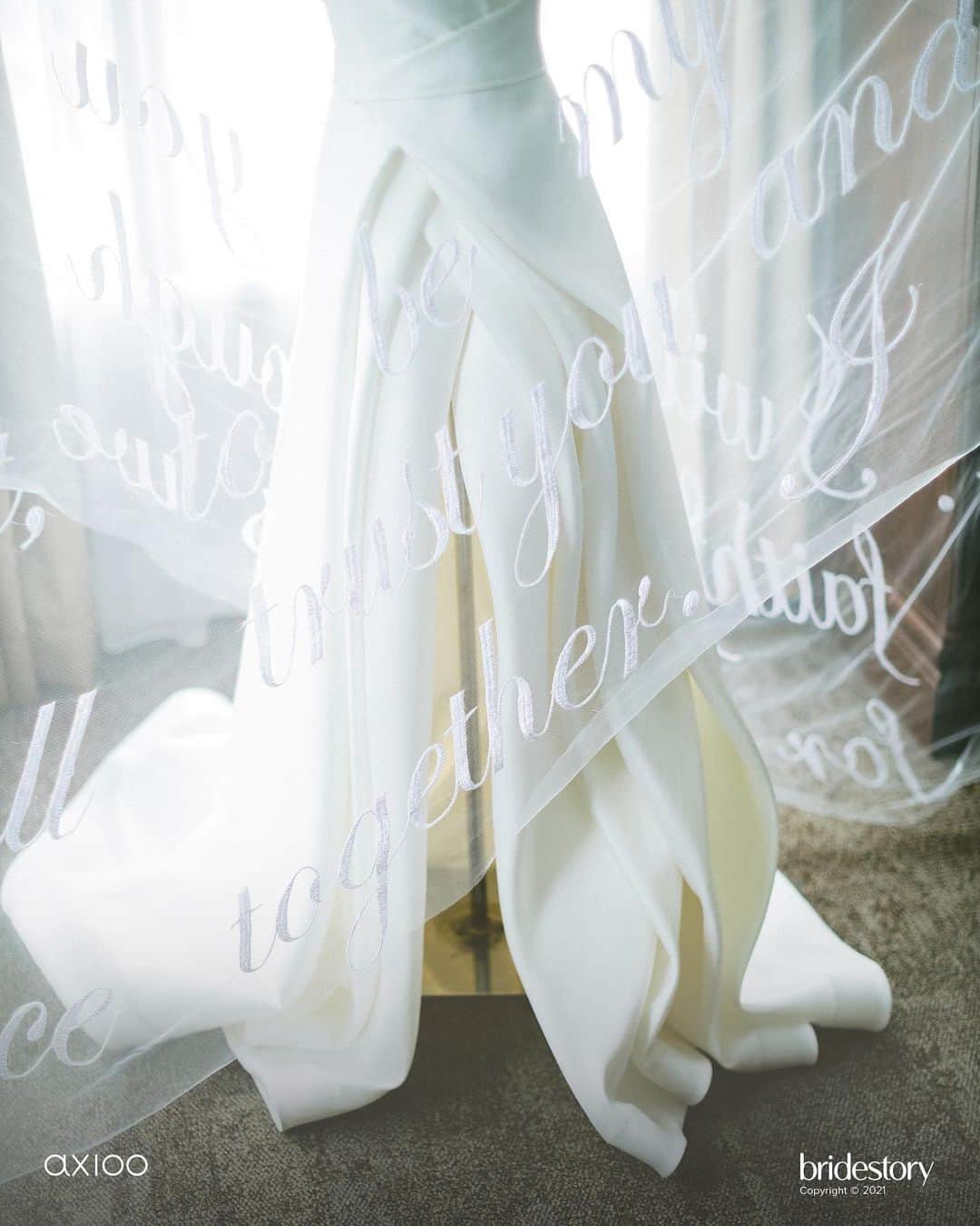 ジェシカ・イスカンダルさんのインスタグラム写真 - (ジェシカ・イスカンダルInstagram)「I wanted something special, meaningful, envisioning my pure white wedding dress for my blessing ceremony. Thankful for @monicaivena who added my wedding vow on my veil to further symbolize my heart, together with @fayefliu @theclique.hk as the fashion stylist and @anggrekbusanacouture @fabricsocietystore for fabric.  Exclusive Media Partner @thebridestory  Venue @ayanajakarta  Wedding Organizer & Wedding Stylist @by.hilda  Photography & Videography @axioo @joe.setiawan @dimarbrata Decoration @kalaweddings Lighting @glowlightpro Invitation & E-Motion @papeworks  Wedding Cake @ivoirecakedesign  Live Streaming @golive.moments  Florist @il.fiore  Entertainment & Sound @luxevoirid MC @jhonyjohannis Tent @viptent.decorations Jessica's Makeup @winnieneuman  Jessica's Haido @ardndut Jessica’s Bridal Robe @cynthiatan__  Jessica’s Dress and Attire @monicaivena Fabric @anggrekbusanacouture @fabricsocietystore Fashion Styling @fayefliu @theclique.hk Vincent’s Dress and Attire @agusslim Vincent’s Shoes @mariominardi_official Family’s Dress and Attire @cynthiatan__  Family's Tenun Attire @batikconceptstore  Favors & Gifts @alienobjects Wedding Ring @franknco_id Jessica's Mom & Sister Makeup @wendramakeup Vincent's Mom & Sister Makeup @jessyjoymua #MrAndMrsVerhaag #mrandmrsverhaagxbridestory」10月22日 21時09分 - inijedar