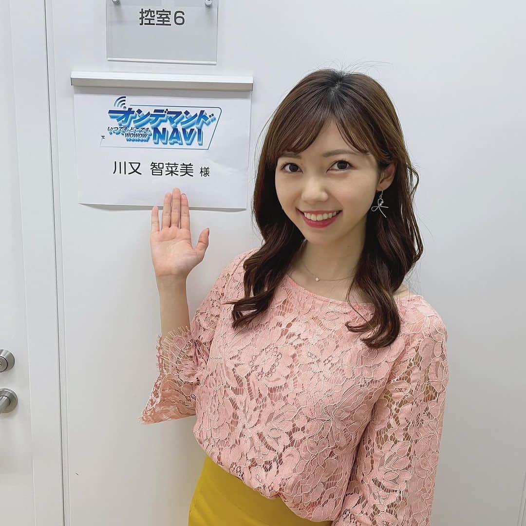 川又智菜美のインスタグラム：「この間の収録にて💗 ⁡ 今月もWOWOWオンデマンドのおすすめ番組や 活用方法をご紹介しました☺️ 色々な時間帯に流れているので みなさんぜひチェックしてみてください❣️ ⁡ さてさて、 一気に冷え込みましたね☃️ 体調崩されてたりしませんか？😢 どうにもまだ身体が寒さに慣れませんが、 温かい飲み物をのんだり、食べ物を食べたりして 身体の中からもあっためていきたいですね✨ ⁡ そんなこと言ってたら、鍋が食べたくなってきました🥘笑 皆さん何鍋が好きですか？😍 ⁡ #WOWOW」
