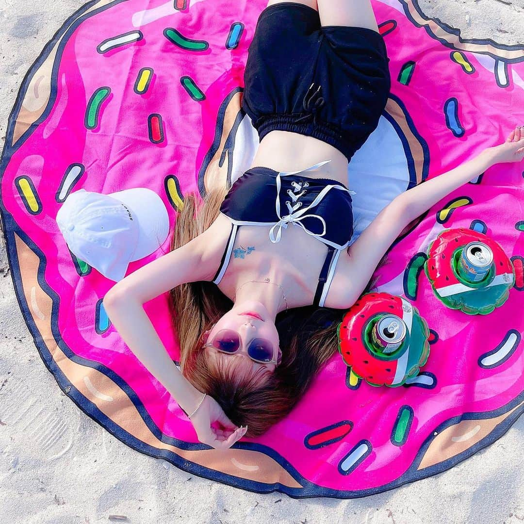 あやちゃんさんのインスタグラム写真 - (あやちゃんInstagram)「海ショット🏖🐠☀️ オリオンビールTシャツは買っちゃうよね🤣 @ryuyu_dressshop のドーナツマットめちゃくちゃ映た💕🌈🍩 #GRL の短パンは履きやすいから旅行持ってくのにも丁度いいし、 部屋着とかにもおすすめなの♡  #古宇利島 #古宇利島カフェ #古宇利島ビーチ #古宇利島ホテル #古宇利島大橋 #古宇利島オーシャンタワー  #yukisuitekourijima #沖縄 #沖縄旅行 #沖縄ホテル #沖縄観光 #沖縄観光スポット #沖縄カフェ #国内旅行 #国内リゾート #韓国水着 #韓国コーデ #水着コーデ #kourijima #グレイル #プチプラ #今日のコーデ #海コーデ #オリオンビール #オリオンビールtシャツ #ootd」10月22日 21時33分 - aya.you.love.r