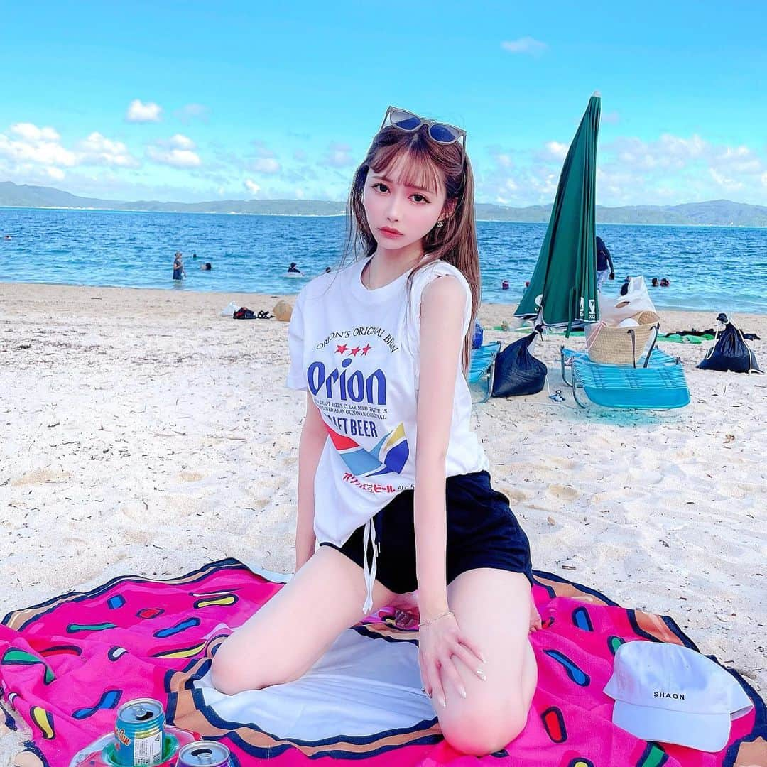 あやちゃんさんのインスタグラム写真 - (あやちゃんInstagram)「海ショット🏖🐠☀️ オリオンビールTシャツは買っちゃうよね🤣 @ryuyu_dressshop のドーナツマットめちゃくちゃ映た💕🌈🍩 #GRL の短パンは履きやすいから旅行持ってくのにも丁度いいし、 部屋着とかにもおすすめなの♡  #古宇利島 #古宇利島カフェ #古宇利島ビーチ #古宇利島ホテル #古宇利島大橋 #古宇利島オーシャンタワー  #yukisuitekourijima #沖縄 #沖縄旅行 #沖縄ホテル #沖縄観光 #沖縄観光スポット #沖縄カフェ #国内旅行 #国内リゾート #韓国水着 #韓国コーデ #水着コーデ #kourijima #グレイル #プチプラ #今日のコーデ #海コーデ #オリオンビール #オリオンビールtシャツ #ootd」10月22日 21時33分 - aya.you.love.r