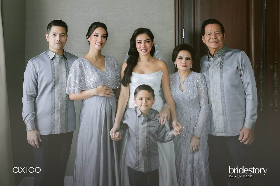 ジェシカ・イスカンダルさんのインスタグラム写真 - (ジェシカ・イスカンダルInstagram)「My Family 🤍  As part of my monochrome wedding theme combining with the heritage of Indonesia, we are thankful for fitted and matching tenun attire by @batikconceptstore for our gentlemen and kebaya from @cynthiatan__ for our ladies.  Exclusive Media Partner @thebridestory  Venue @ayanajakarta  Wedding Organizer & Wedding Stylist @by.hilda  Photography & Videography @axioo @joe.setiawan @dimarbrata Decoration @kalaweddings Lighting @glowlightpro Invitation & E-Motion @papeworks  Wedding Cake @ivoirecakedesign  Live Streaming @golive.moments  Florist @il.fiore  Entertainment & Sound @luxevoirid MC @jhonyjohannis Tent @viptent.decorations Jessica's Makeup @winnieneuman  Jessica's Haido @ardndut Jessica’s Bridal Robe @cynthiatan__  Jessica’s Dress and Attire @monicaivena Fabric @anggrekbusanacouture @fabricsocietystore Fashion Styling @fayefliu @theclique.hk Vincent’s Dress and Attire @agusslim Vincent’s Shoes @mariominardi_official Family’s Dress and Attire @cynthiatan__  Family's Tenun Attire @batikconceptstore  Favors & Gifts @alienobjects Wedding Ring @franknco_id Jessica's Mom & Sister Makeup @wendramakeup Vincent's Mom & Sister Makeup @jessyjoymua #MrAndMrsVerhaag #MrAndMrsVerhaagXBridestory」10月22日 21時27分 - inijedar