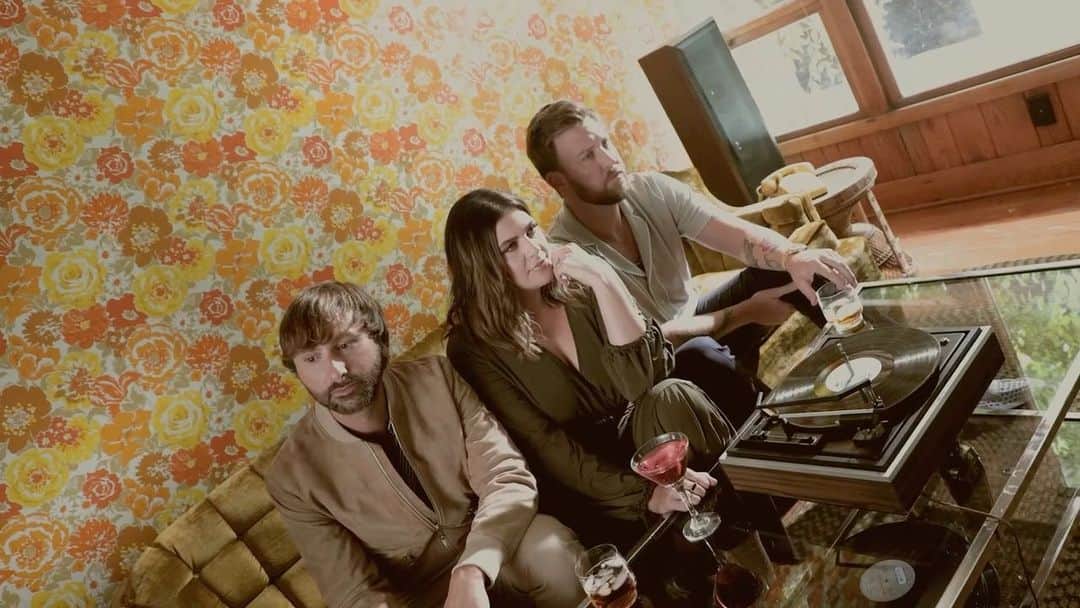 ヒラリー・スコットのインスタグラム：「This record is one of our most personal to date. In these 14 tracks we celebrate life and love with a grateful heart, search for hope, and confess our struggles. If I could share with you my deepest prayer, though, is that you can listen and feel your way through your own stories and experiences as you take it in. ‘What A Song Can Do’ is our love letter to you and I’m so overjoyed to say that it’s available everywhere now! 🙏🏼♥️」