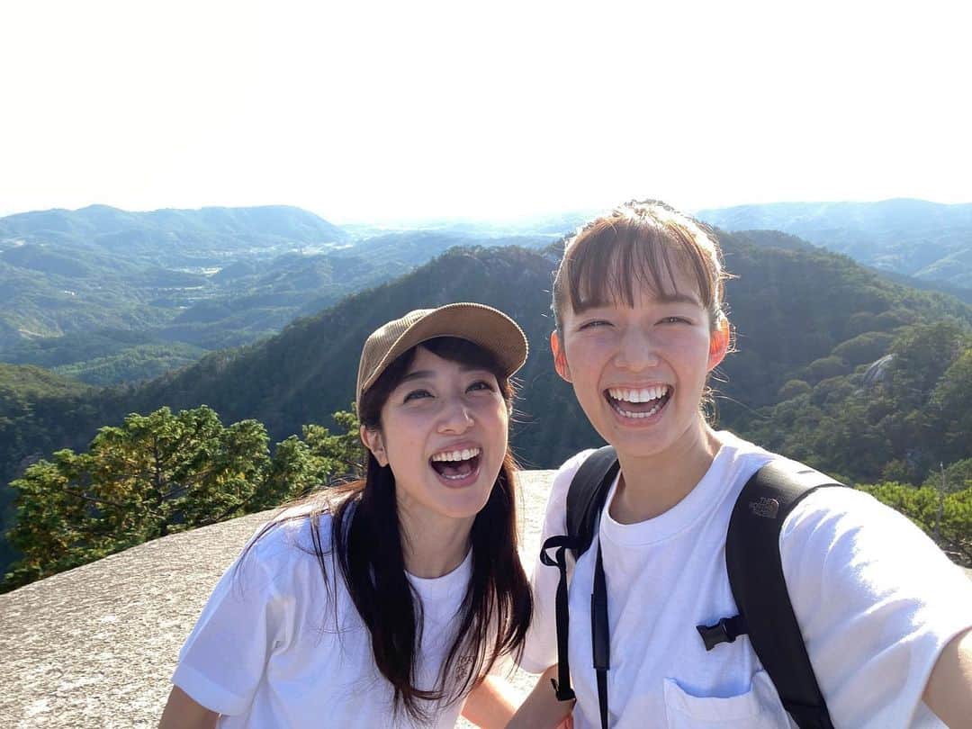 のインスタグラム：「日テレ系『沸騰ワード10』で友達になった佐藤栞里ちゃん✨ あれから、本当にどんどん仲良くなって、今や私の息子を一緒に育ててくれる人…😆💛 立ち食い＆登山を久しぶりにできて、最高でした！！✨✨🌈」