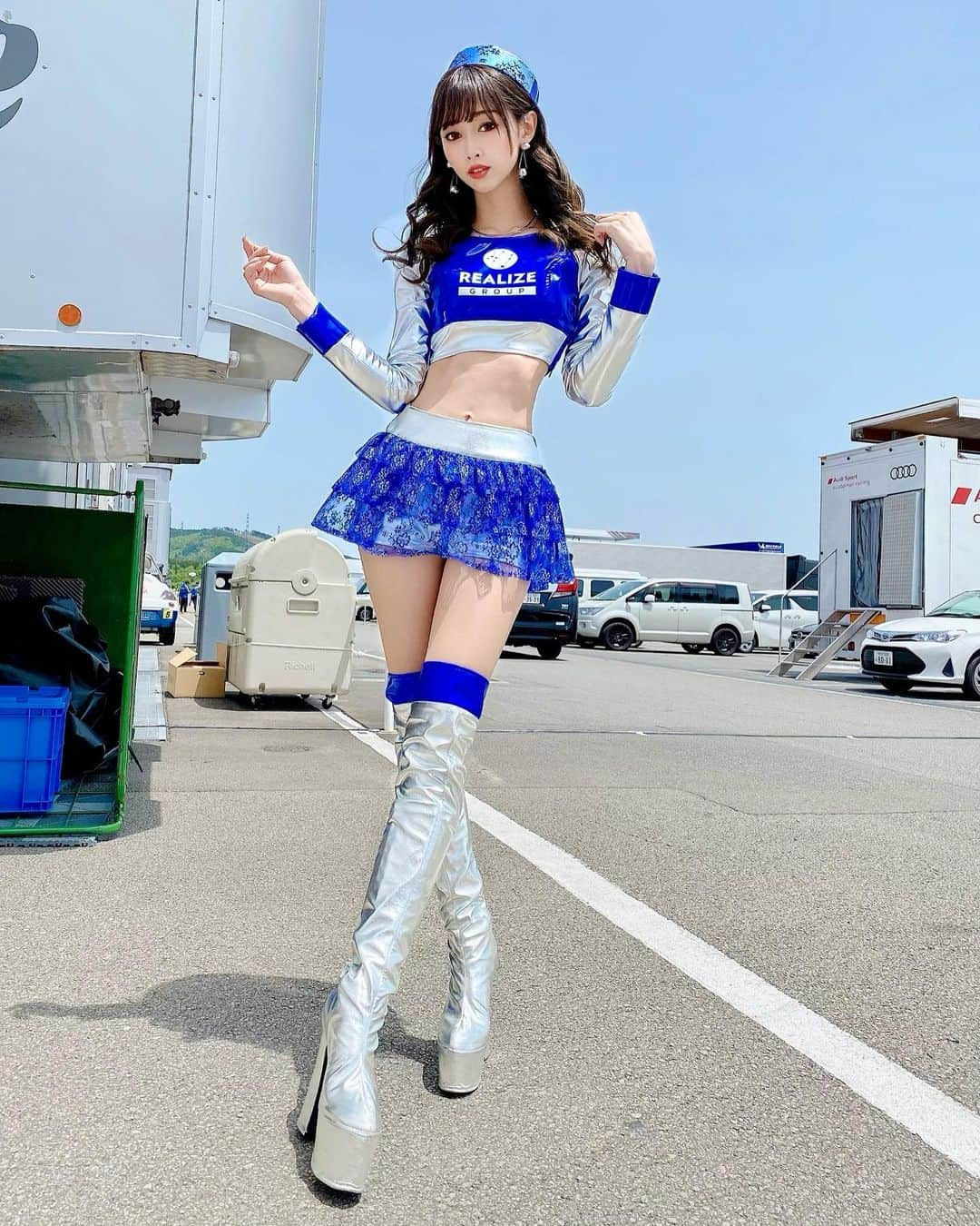 林紗久羅さんのインスタグラム写真 - (林紗久羅Instagram)「. . . . 明日からSuper GT Rd.6 オートポリス戦💙 . 24号車、56号車KONDO Racingの応援を 2021リアライズガールズと一緒によろしくお願いします✨ . 明日はみんな大好き冬コスだと 思われますよ🥰 今年のコスチュームグランプリに輝いた 大切なコスチュームです🌸🏆🙏 . . . #コスチュームグランプリ #コスチュームグランプリありがとう  #株式会社リアライズコーポレーション #realize #realizegroup #リアライズ #kondoracing #日産自動車 #日産自動車大学校 #2021リアライズガールズ #supergt #富士スピードウェイ #racequeen #レースクイーン #全身コーデ #ニーハイブーツ #トークハット #メーテル帽 #へそ出し」10月22日 21時49分 - sa1210ku