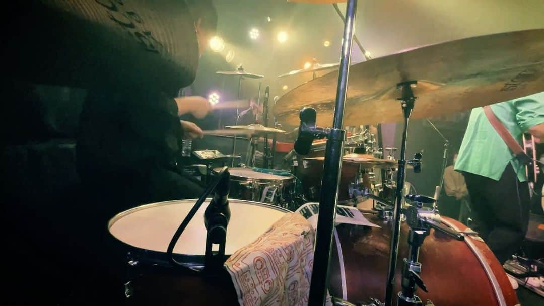 吉澤響のインスタグラム：「20211016 青山月見ル君想フ 『あたりまえの空』/ セカイイチ  #セカイイチ #live #drums #drummers #istanbulcymbals #vaterdrumsticks」