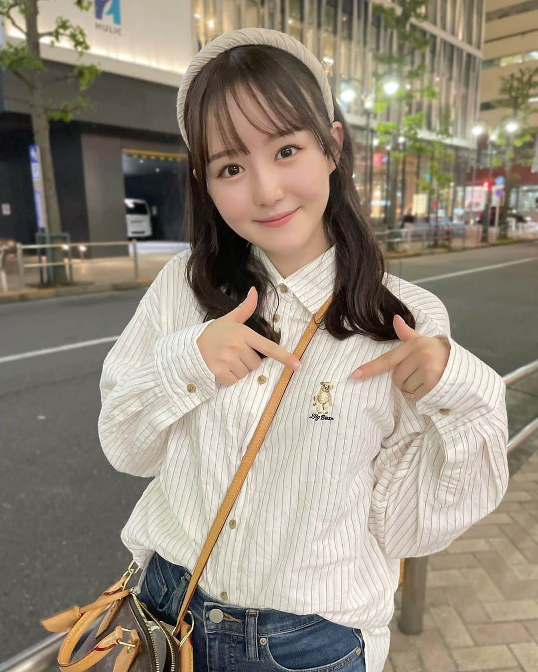 伊藤小春さんのインスタグラム写真 - (伊藤小春Instagram)「くま🧸 ⁡ 私にしては珍しいシャツコーデでした くまの刺繍が可愛くて一目惚れしたの♡ ⁡ 4枚目は「もうOK！撮ってくれてありがと〜！」 の瞬間です（手の躍動感） ⁡ #Lillybrown#リリーブラウン #カチューシャ ⁡ ⁡ この日はなぎさが牛カツご馳走してくれました🤤」10月22日 22時06分 - koharu_ito_