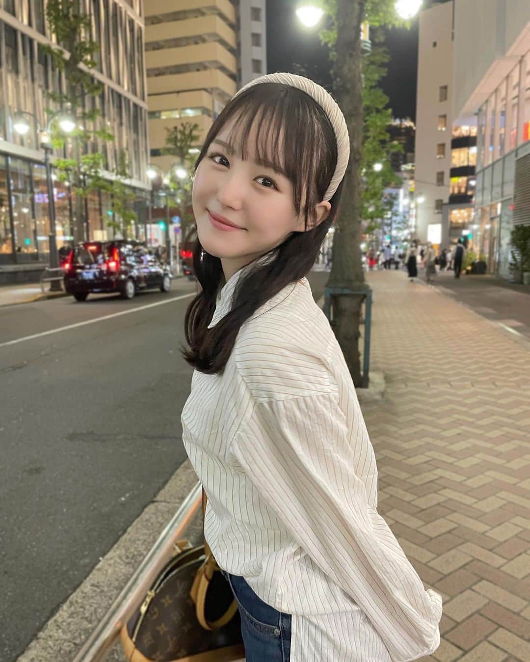 伊藤小春のインスタグラム：「くま🧸 ⁡ 私にしては珍しいシャツコーデでした くまの刺繍が可愛くて一目惚れしたの♡ ⁡ 4枚目は「もうOK！撮ってくれてありがと〜！」 の瞬間です（手の躍動感） ⁡ #Lillybrown#リリーブラウン #カチューシャ ⁡ ⁡ この日はなぎさが牛カツご馳走してくれました🤤」