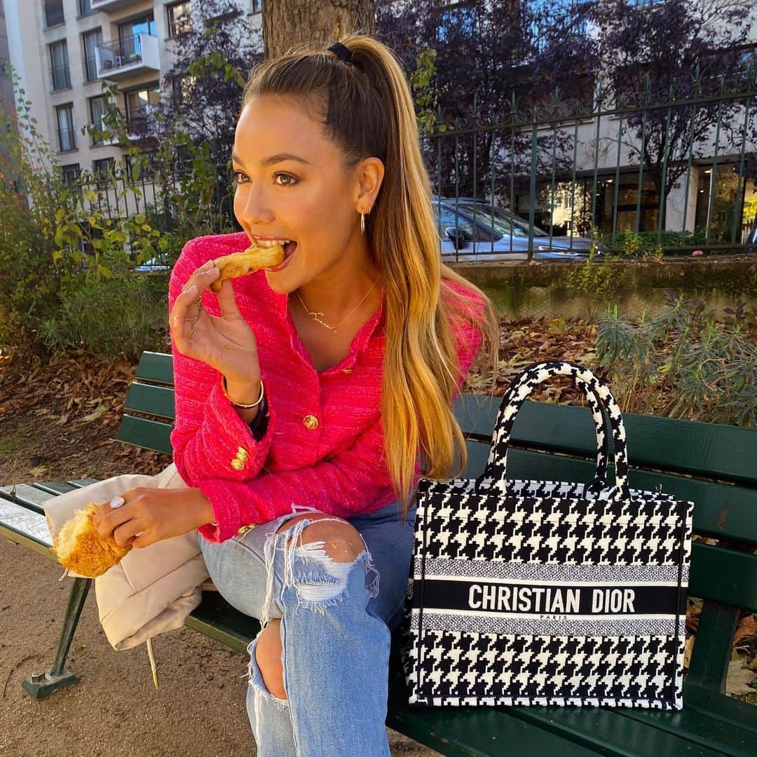 ティア・ブランコのインスタグラム：「Woke up in beautiful Paris and found myself a vegan croissant ☺️🥐💖」