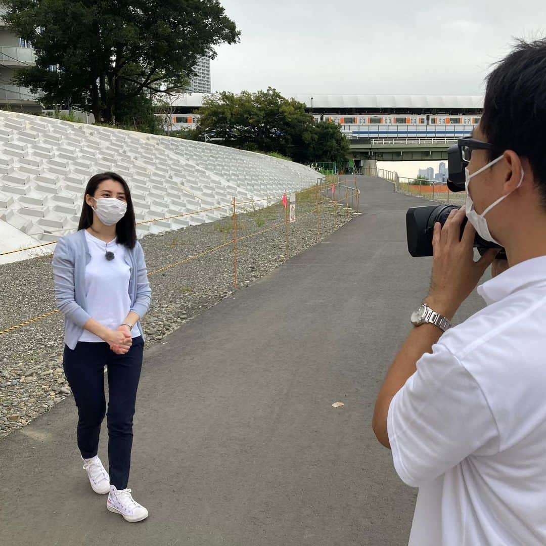 杉野真実のインスタグラム：「明日、10月23日(土) 日本テレビ news every.サタデー (17:00〜17:30全国放送)で 企画を放送させて頂く予定です✨  👦🏻👩🏻👨🏻‍🦳👵🏻👨🏻🧒🏻👶🏻  ✨テーマは"防災"✨ 3月に#防災教育。5月に#防災訓練。 8月に#台風。  今月は　#自分で命を守る  #マイタイムライン  をお伝えします🙋🏻‍♀️  👧🏻👶🏻👦🏻🧑🏻🧓🏻👴🏻👩🏻‍🦱 まもなく、台風が多く接近する季節は、 終わろうとしていますが、 来年も、また、台風はやってきます🌀  今だからこそ、できる備えとは？✨ 危機が迫る前に、やっておくべき事とは？✨ 命を守るための#マイタイムライン　 を作っておきませんか？✨  東日本を中心に300もの川が氾濫して、 多くの方が犠牲になった、 2019年の台風19号から2年。 首都圏を流れる多摩川の氾濫発生現場にも 行ってきました。  この放送で、 皆さんの身の周りにいらっしゃる "大切な人の命を守る行動"に繋がれば、 幸いです😌✨  #台風　#備える　#防災士  #命を守るアナウンサーになりたい」