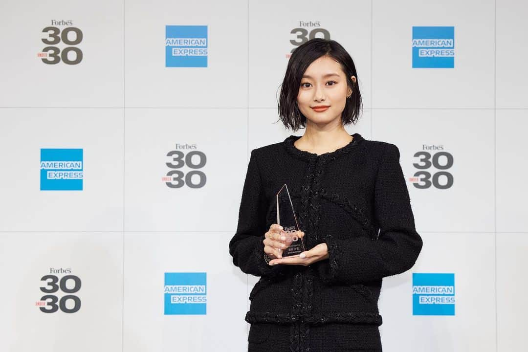 忽那汐里さんのインスタグラム写真 - (忽那汐里Instagram)「この度 Forbes Japan の「30 UNDER 30 JAPAN 2021」の一人として選んで頂きました。  今年も色んなことがありましたが、こうやってお仕事をし続けることができ、日々挑戦し続けられる環境にいれてとても幸せに思います。私自身も世の中がこの状況の中、毎日たくさんの作品に励まされ、救われ、このお仕事につけて本当によかったなと最近とっても感じています。  他の受賞者のみなさま、おめでとうございます。みんなでいい未来に進んでいけたら。  @forbesjapan さん、ありがとうございます。  -  An absolute honour to be selected as one of the members of this year's 30 UNDER 30 JAPAN. Thank you @forbesjapan   #30under30」10月22日 22時43分 - shiolikutsuna