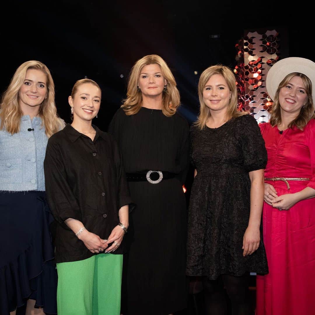マーレン・ルンビのインスタグラム：「Det er girlpower på @nrklindmo i kveld😊」