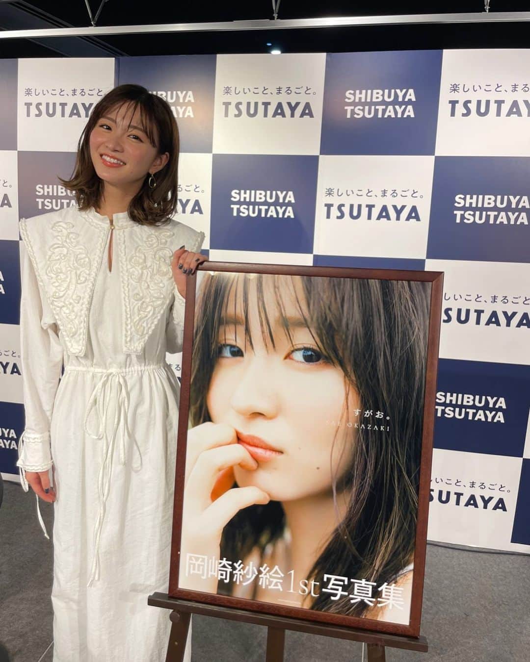 岡崎紗絵さんのインスタグラム写真 - (岡崎紗絵Instagram)「今日の写真集「すがお。」のオンラインイベントに参加して下さった500名の皆様！！ ありがとうございました🌹 撮影の裏話や表紙の別候補を紹介したりとあっという間の1時間。  皆さんがいてくれたからできた写真集！ またこうして繋がれる機会をつくれるよう頑張ります☺️ ありがとうございました！  #写真集 #すがお」10月22日 23時42分 - sae_okazaki