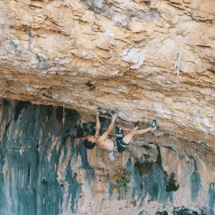 ドメン・スコフィッチのインスタグラム：「Words can’t describe how grateful I am to be able to spend proper time on the rock again 😎 The two weeks trip to one of my favorite places came to an end. It would be nice to have at least one more day to finish also this mega line “No pain, no gain” but it’s time to go back home, start training again and plan new adventures 💪 To be honest I didn’t believe I’ll have the fitness to climb on the routes of this level just after a longer rest from training. I have surprised myself how good I felt on the wall with a clear mind and before I went on this trip I would never think I’ll reach a new milestone  that fast. Rodellar, I hope I’ll be able to come back next year 🙏🏻  … and thanks to my friend Peter Pan for recording this incredible footage 😁 . @redbull #givesyouwings @redbullsi @adidas @adidasterrex @fiveten_official @pazi.to @postanivojak @rehabocenter @climbing_ranch」