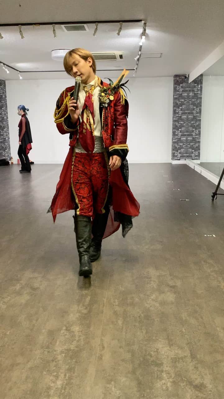 江田剛のインスタグラム：「birthday LIVEまでのカウントダウン6 日目😄👍  今日は衣装付きリハーサル中の動画を公開！😆✨  これは何の曲でしょ〜😙✨  #江田剛  #birthday #LIVE  #1024  #カウントダウン #2 #リハ #映像 #衣装」