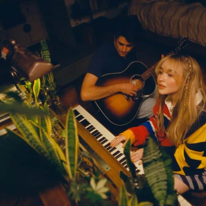 サブリナ・カーペンターのインスタグラム：「skinny dipping acoustic out now starring @leroyclampitt with me as a background extra directed by @photokohli <3  link in bio」