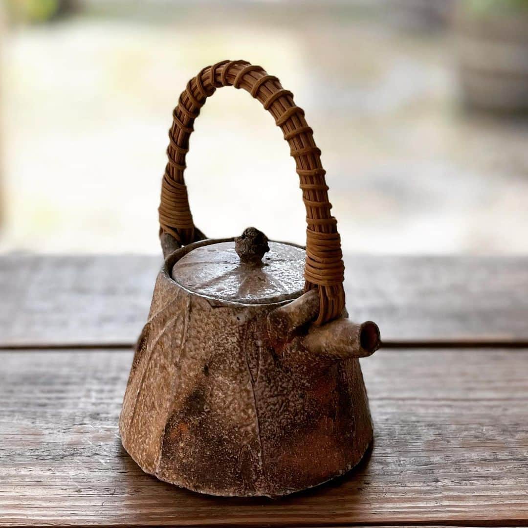 佐竹晃さんのインスタグラム写真 - (佐竹晃Instagram)「Wood fired teapot. www.akirasatake.com  #teapot #急須 #akirasatake #akirasatakeceramics #clay #rada  #asheville  #tea #gallerymugen  #茶 #陶芸 #陶芸家  #佐竹晃 #ceramics #pottery #japanese #japanesepottery #tougeinokiroku」10月23日 2時41分 - akirasatake