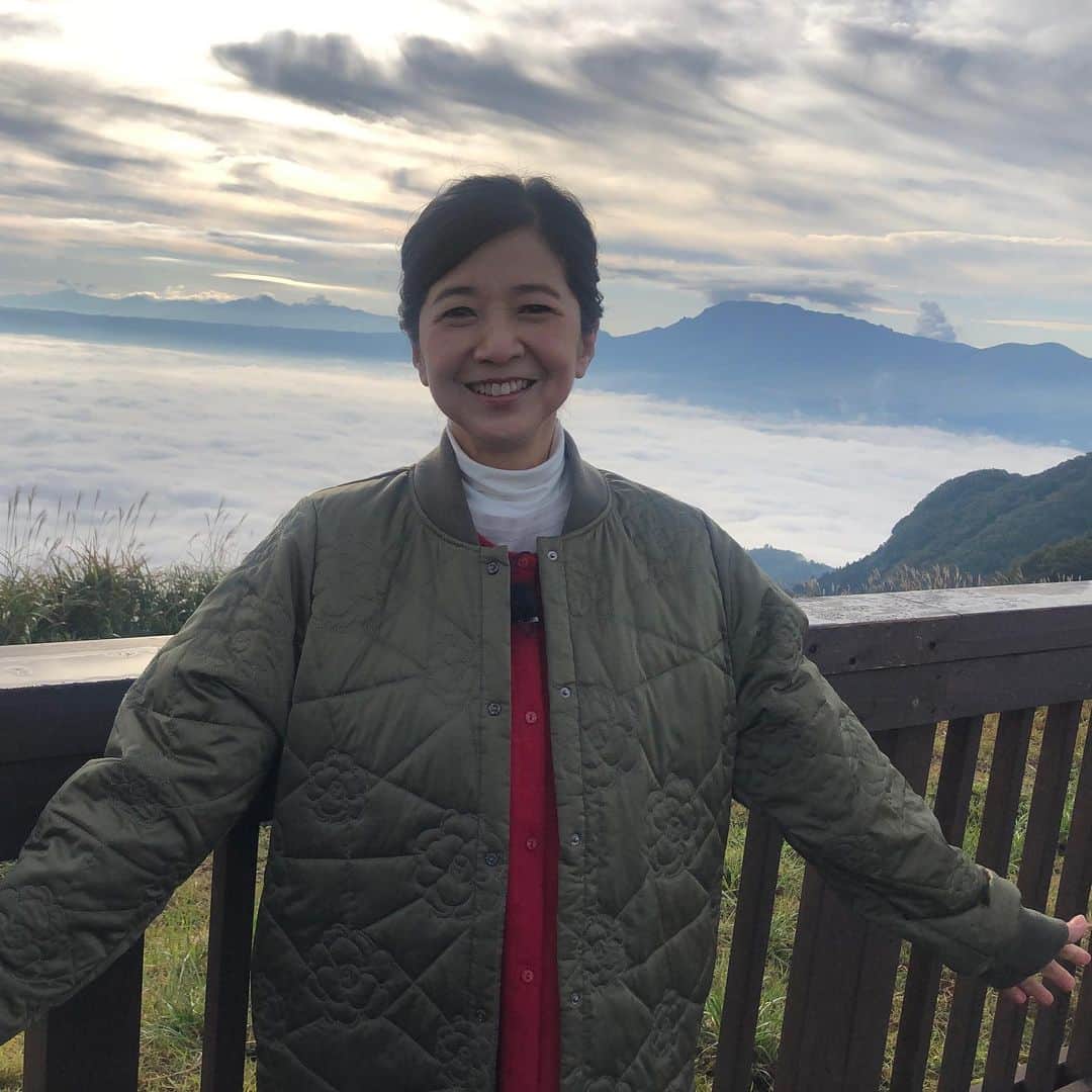 宮崎美子さんのインスタグラム写真 - (宮崎美子Instagram)「皆さん、こんにちは。  写真の私の後ろは、なんと雲海です。  昨日の阿蘇です。 ここまで、こんなに雲海が広がるのは珍しいそうで、早起きした甲斐がありました^_^  熊本放送『週刊山崎くん』で、熊本に行っておりました。  心配しておりました阿蘇山の噴火も落ち着き、草千里の方まで入れる状況でしたよ。  この週末は、バイクや、車、そして野外フェスなど熊本でイベントがたくさんあるらしいです。県外からのお客さんもたくさんいらっしゃってました。  最後の写真は夕方、雲の上の方が虹色に輝いていました。 彩雲🌈☁️ 良いことあるでしょうか。  #熊本 #rkk #熊本放送 #週刊山崎くん #雲海 #彩雲」10月23日 12時50分 - miyazakiyoshiko.official