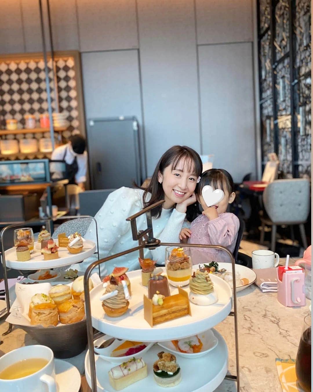 小野恵美のインスタグラム：「フォーシーズンズホテル東京大手町のアフタヌーンティー🍁☕  娘はまだ2歳なのでチョコや洋酒のスイーツはほとんど食べられないのですが、見た目の可愛さもあり、ケーキ🍰！と大喜び🤣 その分、お口直しのアイスは娘に全部食べられました（笑）  美味しい楽しい時間。。 綺麗なお姉さんたちを前に、お淑やかモードな娘で有り難かった🥰笑 ママに付き合ってくれてありがとうね。  ニットは @nostalgia_jp の髙田麻紀子さん新作コラボ @makikotakada 🕊️ ポコポコふわふわで暖か🤍  #アフタヌーンティー #フォーシーズンズホテル東京大手町 #fsotemachi #afternoontea #女の子 #女の子ママ #ママコーデ #2歳 #2歳女の子 #フリーアナウンサー #ママライフ #ホテルランチ #東京ママ #30代ママ」
