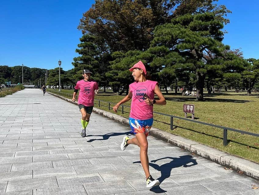 福島和可菜さんのインスタグラム写真 - (福島和可菜Instagram)「なんと気持ちの良い爽やかな秋晴れ☀️  プロランナー吉田香織ちゃん @kaori_yoshida_  シンガーソングランナーSUIちゃん @sui.utarun   と共に立ち上げた、  オンラインマラソンチーム WithRun  がお陰様で1周年を迎えました㊗️㊗️㊗️  コロナ禍で、  色々大変な状況ではありましたが、  みんなの支えや繋がりや応援があるからこそ、  良い形で続けさせていただいています☺️  今日は1周年を記念して、  1人ではなかなか出来ないメニュー （800×5） を駅伝方式で🎽  みんな速い‼️‼️‼️‼️‼️  どんどん速くなっていくー✨  見ていて嬉しいし楽しい😊  これからも、香織ちゃん、SUIちゃんと共に、  楽しく走りながらみんなで成長していけるチームとして、  オンライン オフライン  ともにさらに盛り上げていきたいと思います🎉  仲間も募集してますよー🤲  お待ちしてます🥳  そして、Withでは走る以外に、  会費の一部を寄付し、ワンちゃんへの支援もしています🐶  いつかみんなで会いに行こう🏃‍♂️❤️  改めてこれからもよろしくお願いしまーす😆  #ありがとう #感謝 #オンライン #マラソン #チーム #online #marathon #team #with #run #withrun #駅伝 #お土産 #いっぱい #Love #running #outdoor #走る #仲間 #最高 #🏃‍♀️ #🏃‍♂️ #🎽 #☀️ #❤️ #😆 #✨ #🐶」10月23日 13時51分 - fukushimawakana