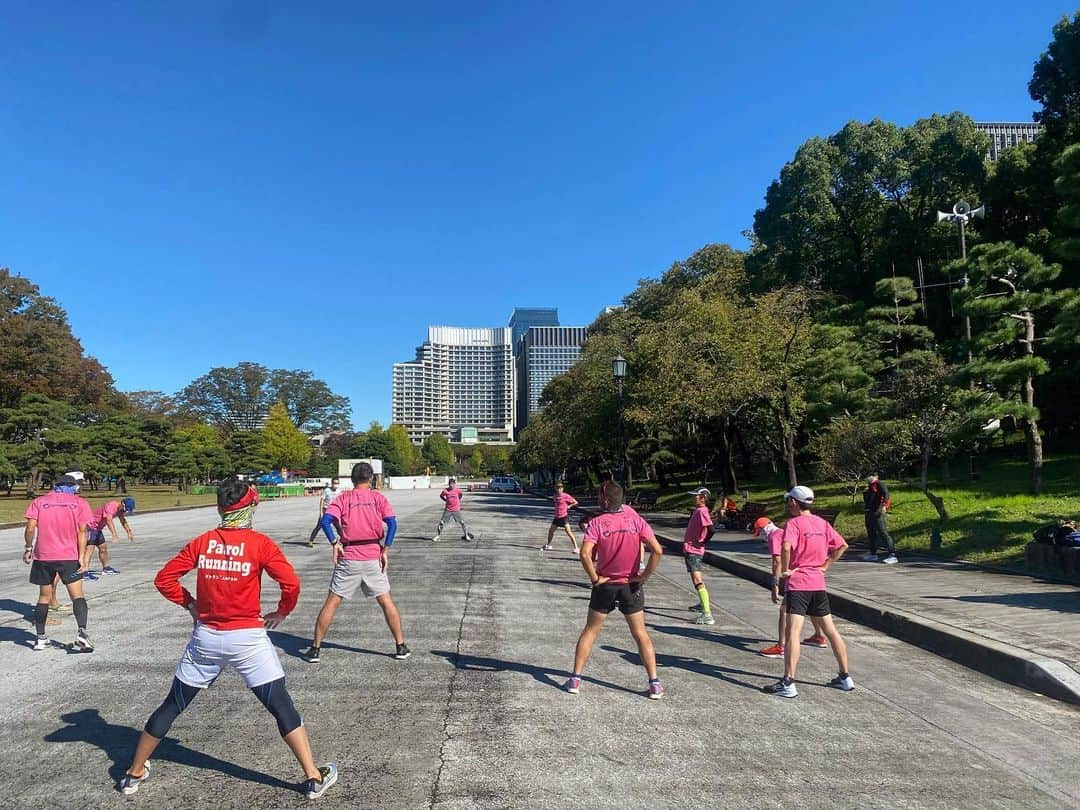 福島和可菜さんのインスタグラム写真 - (福島和可菜Instagram)「なんと気持ちの良い爽やかな秋晴れ☀️  プロランナー吉田香織ちゃん @kaori_yoshida_  シンガーソングランナーSUIちゃん @sui.utarun   と共に立ち上げた、  オンラインマラソンチーム WithRun  がお陰様で1周年を迎えました㊗️㊗️㊗️  コロナ禍で、  色々大変な状況ではありましたが、  みんなの支えや繋がりや応援があるからこそ、  良い形で続けさせていただいています☺️  今日は1周年を記念して、  1人ではなかなか出来ないメニュー （800×5） を駅伝方式で🎽  みんな速い‼️‼️‼️‼️‼️  どんどん速くなっていくー✨  見ていて嬉しいし楽しい😊  これからも、香織ちゃん、SUIちゃんと共に、  楽しく走りながらみんなで成長していけるチームとして、  オンライン オフライン  ともにさらに盛り上げていきたいと思います🎉  仲間も募集してますよー🤲  お待ちしてます🥳  そして、Withでは走る以外に、  会費の一部を寄付し、ワンちゃんへの支援もしています🐶  いつかみんなで会いに行こう🏃‍♂️❤️  改めてこれからもよろしくお願いしまーす😆  #ありがとう #感謝 #オンライン #マラソン #チーム #online #marathon #team #with #run #withrun #駅伝 #お土産 #いっぱい #Love #running #outdoor #走る #仲間 #最高 #🏃‍♀️ #🏃‍♂️ #🎽 #☀️ #❤️ #😆 #✨ #🐶」10月23日 13時51分 - fukushimawakana