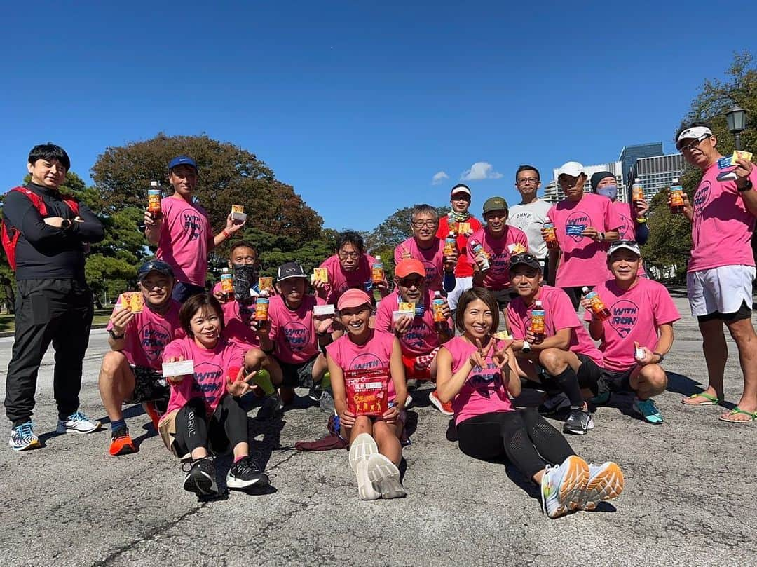 福島和可菜のインスタグラム：「なんと気持ちの良い爽やかな秋晴れ☀️  プロランナー吉田香織ちゃん @kaori_yoshida_  シンガーソングランナーSUIちゃん @sui.utarun   と共に立ち上げた、  オンラインマラソンチーム WithRun  がお陰様で1周年を迎えました㊗️㊗️㊗️  コロナ禍で、  色々大変な状況ではありましたが、  みんなの支えや繋がりや応援があるからこそ、  良い形で続けさせていただいています☺️  今日は1周年を記念して、  1人ではなかなか出来ないメニュー （800×5） を駅伝方式で🎽  みんな速い‼️‼️‼️‼️‼️  どんどん速くなっていくー✨  見ていて嬉しいし楽しい😊  これからも、香織ちゃん、SUIちゃんと共に、  楽しく走りながらみんなで成長していけるチームとして、  オンライン オフライン  ともにさらに盛り上げていきたいと思います🎉  仲間も募集してますよー🤲  お待ちしてます🥳  そして、Withでは走る以外に、  会費の一部を寄付し、ワンちゃんへの支援もしています🐶  いつかみんなで会いに行こう🏃‍♂️❤️  改めてこれからもよろしくお願いしまーす😆  #ありがとう #感謝 #オンライン #マラソン #チーム #online #marathon #team #with #run #withrun #駅伝 #お土産 #いっぱい #Love #running #outdoor #走る #仲間 #最高 #🏃‍♀️ #🏃‍♂️ #🎽 #☀️ #❤️ #😆 #✨ #🐶」