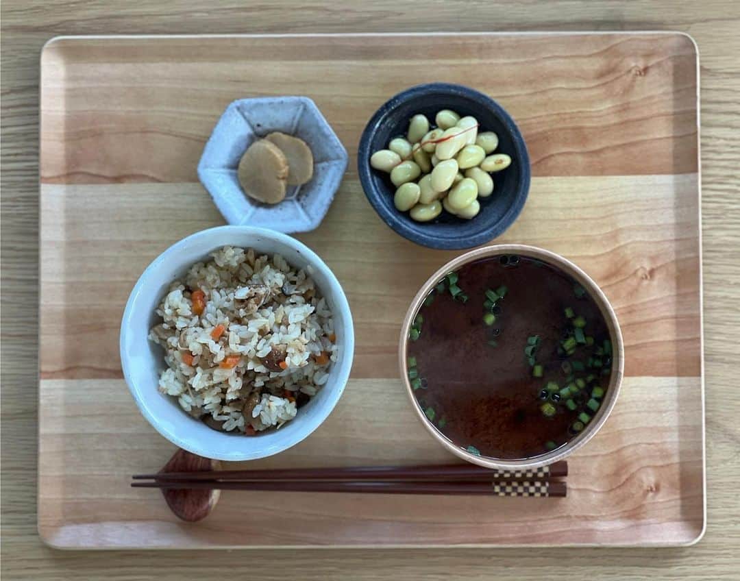 氷川きよしさんのインスタグラム写真 - (氷川きよしInstagram)「今日は朝7時からきのこの炊き込みご飯を炊きましたw  きのこは別に味付けして白いご飯に後から混ぜる方が失敗なし。w  赤だしのお味噌汁、具は豆腐。 白だしに漬けたお豆、それから鹿児島のたくあん。  by kiina  #氷川きよし #hikawakiyoshi #kiiごはん #kiicooking #kiina #kiinatural #キヨラー」10月23日 13時43分 - hikawa_kiyoshi_official