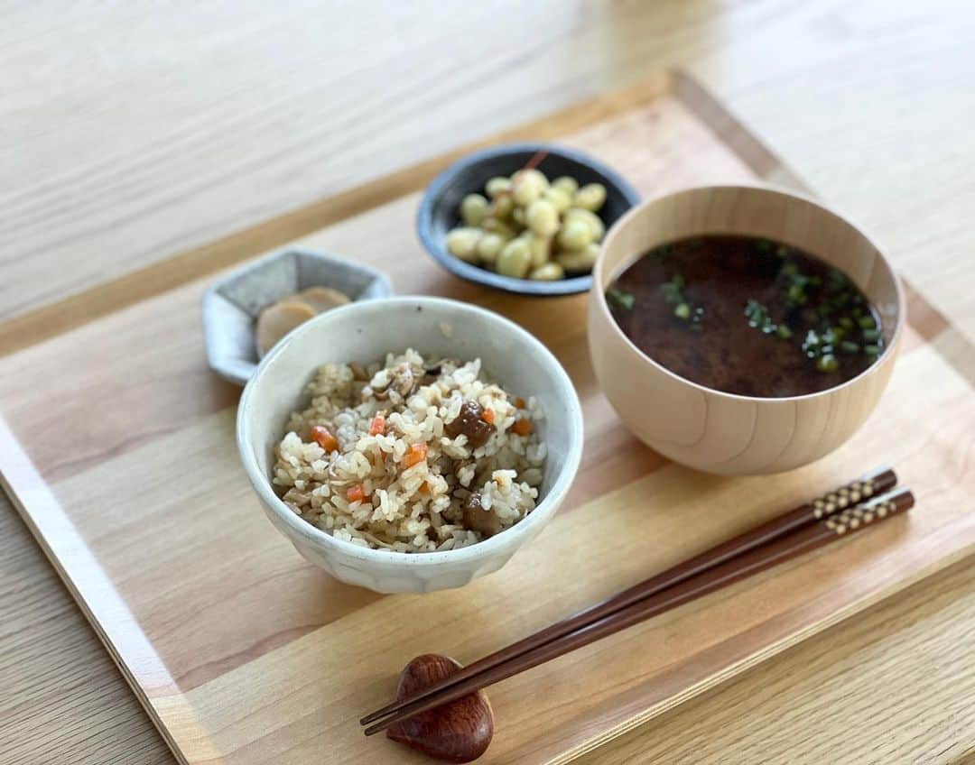 氷川きよしさんのインスタグラム写真 - (氷川きよしInstagram)「今日は朝7時からきのこの炊き込みご飯を炊きましたw  きのこは別に味付けして白いご飯に後から混ぜる方が失敗なし。w  赤だしのお味噌汁、具は豆腐。 白だしに漬けたお豆、それから鹿児島のたくあん。  by kiina  #氷川きよし #hikawakiyoshi #kiiごはん #kiicooking #kiina #kiinatural #キヨラー」10月23日 13時43分 - hikawa_kiyoshi_official