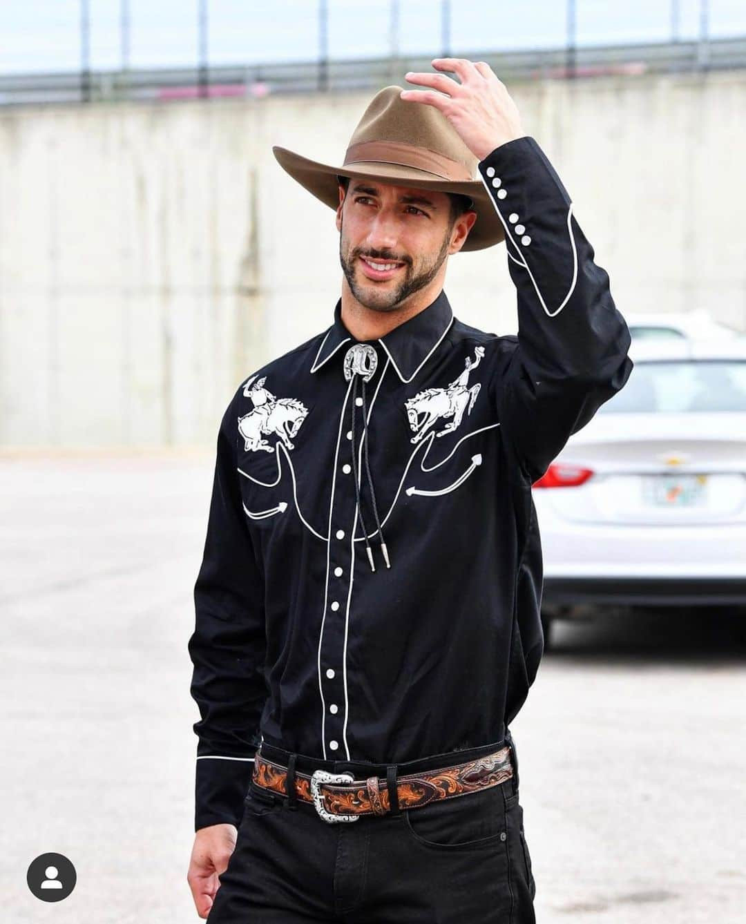 ロックマウントのインスタグラム：「Go from 0 to 235 mph with Rockmount’s 6851-BLK like @danielricciardo. Thank you to @mclaren for posting. 🏎 🤠🤘🏻 #rockmount #rockmountranchwear #denver #colorado #westernwear #USGP #McLaren #F1  https://rockmount.com/products/mens-vintage-bronc-western-shirt-6851-blk-sml?_pos=1&_sid=5c11fed94&_ss=r&variant=32026907181139」