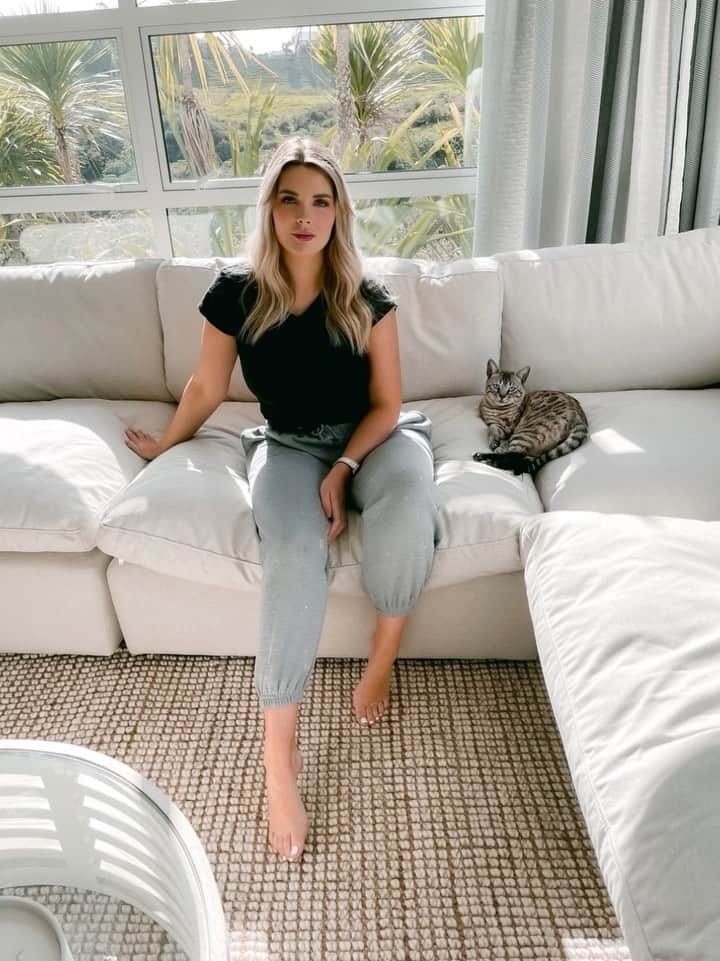 サラ・ハリスのインスタグラム：「Have you spotted the new couch has finally arrived?! Full day of work and painting, thanks @bangenergy for the energy boost for a quick vacuum and styling sesh. Still have a few cushions etc to get in level 2, but loving how it’s all coming together 🥰   AD   follow the creator @bangenergy.ceo #bangenergy #energydrink」
