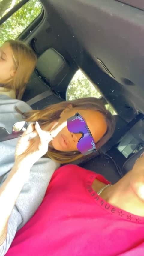 クルース・デイヴィッド・ベッカムのインスタグラム：「“My mums cool, 90s making a comeback”- @victoriabeckham」