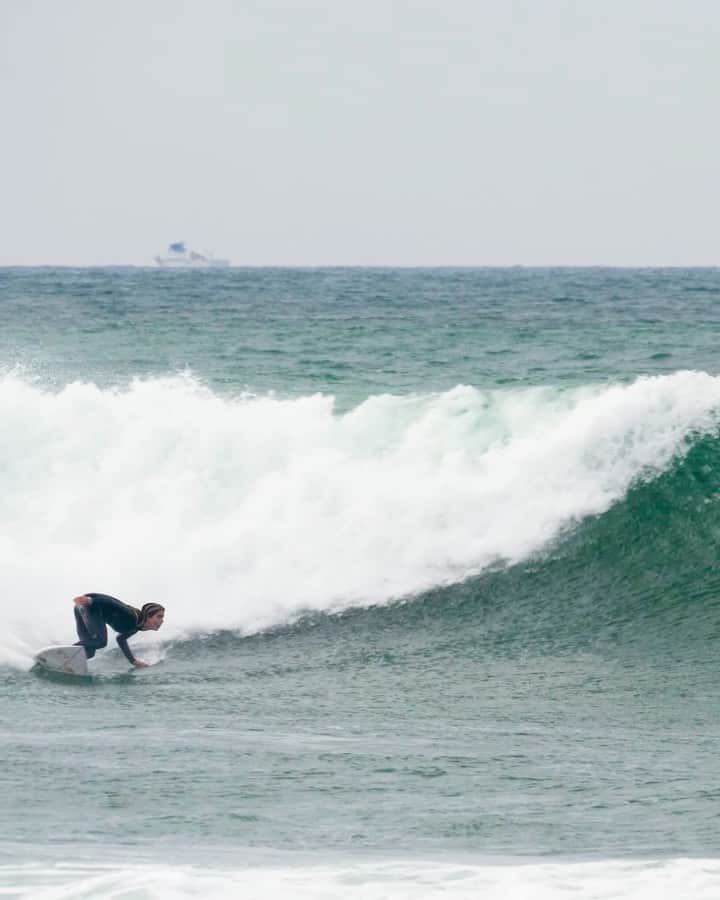 キャロライン・マークスのインスタグラム：「🏄‍♀️  🎥 ~ @noahjm22」