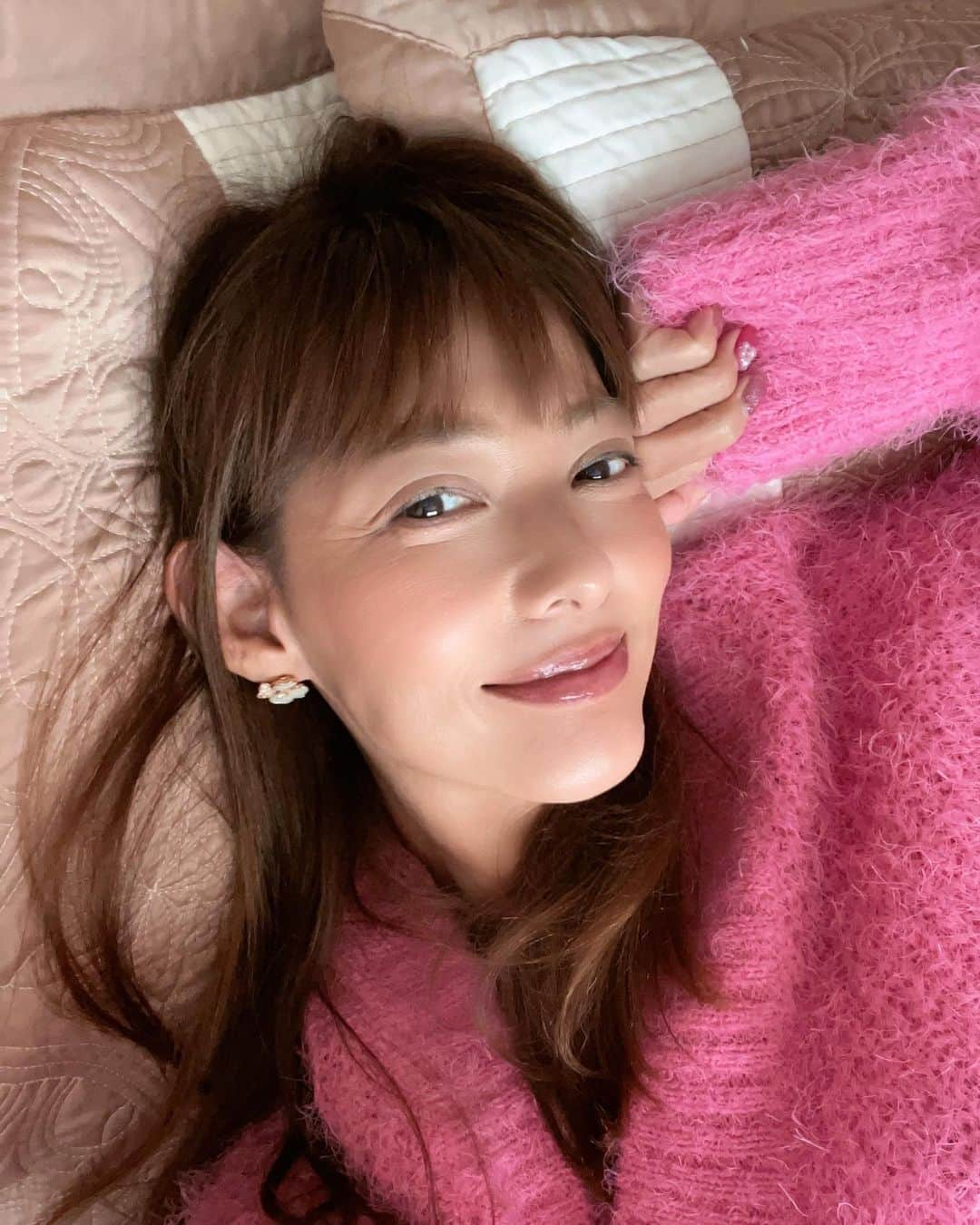 箕輪玖美さんのインスタグラム写真 - (箕輪玖美Instagram)「おはようございます☀️ 朝晩冷えるから、お布団から出たく無くなる季節到来😆  そんな私が最近寝る時に履いているのは、下半身のお悩みをケアする着圧レギンス✨ @urona_official  履く時はキツく感じる圧だけど、履くと程よい圧に感じて 気持ちが良い❣️ 翌朝は浮腫もとれて脚もスッキリ😉✨  寝てる間に美脚にしてくれるし、冷え対策にもなるので、もう手放せな〜い💕  #URONA #ウローナ #着圧レギンス #美脚女子 #着圧アイテム #浮腫み解消 #浮腫対策 #冷え対策 #スリムアイテム #美容好きな人と繋がりたい #アラフィフ #アラフォー #ながら美容 #pr #モデル #箕輪玖美」10月23日 8時54分 - kumi.111