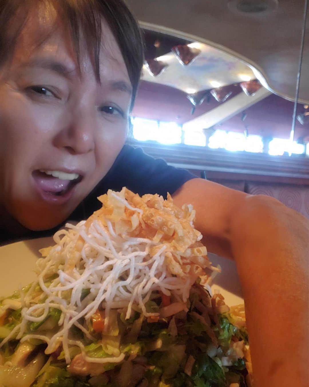 桃井かおりさんのインスタグラム写真 - (桃井かおりInstagram)「打ち合わせで外ご飯❗ 我はステーキとチャイニーズチキンサラダ。でもこの分量どうすんの? いや～皆さん食べてたから恐れ入る。デザートまで付き合った人こんな😳  #la暮らし」10月23日 8時55分 - kaori_momoi