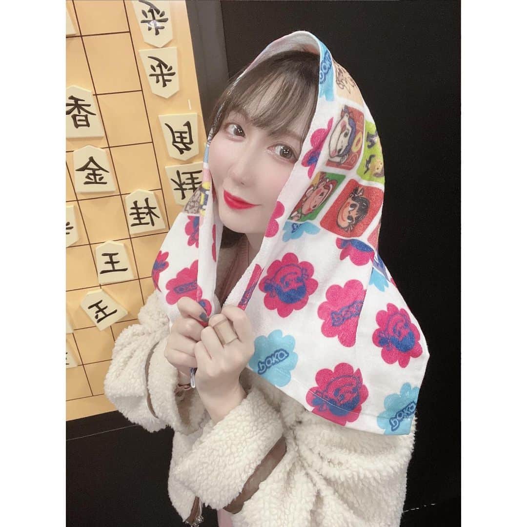 倉咲奈央のインスタグラム：「🍬ペコちゃんの70周年記念タオル🍬  🕊私は歴代のペコちゃんの絵が書かれてるタオルを選んだよ！！ 他にもミルキー柄もあって可愛い😍  🕊商品の一部の売上は、就労自立支援活動に役立たれてるんだって😚😚  🕊期間限定&数量限定なのでお早めに！！！  pr @blanks_inc #blanks_inc #ペコちゃん #ミルキー #ペコちゃんタオル #ミルキータオル #70周年記念 #ハコポン」