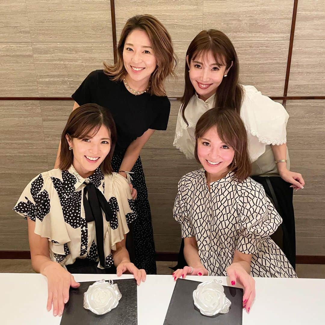 吉田美紀さんのインスタグラム写真 - (吉田美紀Instagram)「・ ・ 先日の楽しかった写真にしばし浸る朝♡･:*+. おはようございます！ 久しぶりに7時間睡眠がとれて爽快です✨ ・ このメンバーの始まりの場でもあるカンテサンス🍴 もうみんなで何回伺ったかなぁ？ ・ 10月がお誕生日の @risako_shima  @m___ai.t  ふたりの顔の大きさくらいの美しい飴細工♡ 次回のお祝いの会も楽しみだな！ ・ 初日からPOPUPにも駆けつけてくれて 美パワーを沢山くれたみんな♡♡ ・ それぞれ夢や目標があるパワフル女子･:*+. わたしも全力でみんなを応援するよ📣 ・ #friends #dinner #tokyogourmet #tokyorestaurant #お友達 #ディナー #定例会 #カンテサンス #東京グルメ #東京レストラン」10月23日 9時31分 - miki__yoshida