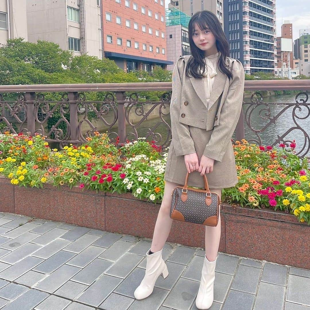 新潮社「ニコラ」さんのインスタグラム写真 - (新潮社「ニコラ」Instagram)「・ 秋のラテコーデ☕️ ・ tops：NICE CLAUP bottom：NICE CLAUP shoes：NICE CLAUP bag：Heather ・ 秋になるとブラウン系が着たくなるな🤎 ホワイトブーツは今年も流行りそう~ セットアップはあきとオソロだったよ！！ ・ #高比良由菜 #ゆなな #ニコラ #ニコモ #ニコラSNAP #中学生 #jc3 #今日のコーデ #きょコ #お洒落さんと繋がりたい」10月23日 10時11分 - nicola_snap