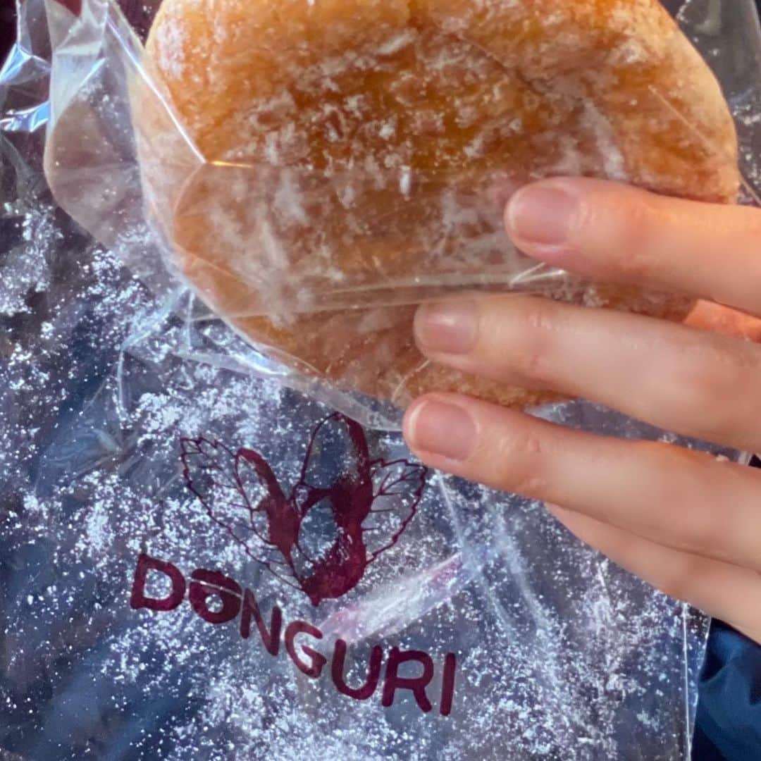 大和悠河さんのインスタグラム写真 - (大和悠河Instagram)「Hokkaido donguriの焼きたてアンパンマンクリームパンと揚げたてあんドーナツ😁 美味しいー！(😅wwあんぱんマン何故か三角でゴメン！)うん！やっぱり水と粉と乳がいいからかなー🤔 アンパンマンのパンの中はなんとカスタードクリーム😄 北海道で食べるパンはとっても優しくて癒されます☺️ . . . . #大和悠河　#yugayamato #donguri #どんぐりパン #札幌パン屋 #札幌グルメ  #札幌カフェ  #北海道　#ぱん  #paul #カマンベールチーズ  #プロシュート #ハイネケン　#ハイネケンワールドデザインボトル #はいねけん  #heineken #hokkaido  #hokkaidofood  #donguri #アンパンマン　#あんぱんまんパン  #あんぱんまん　#アンパンマンパン  #アンドーナツ　#あんドーナツ  #あんどーなつ  #どんぐり」10月23日 10時20分 - yugayamato