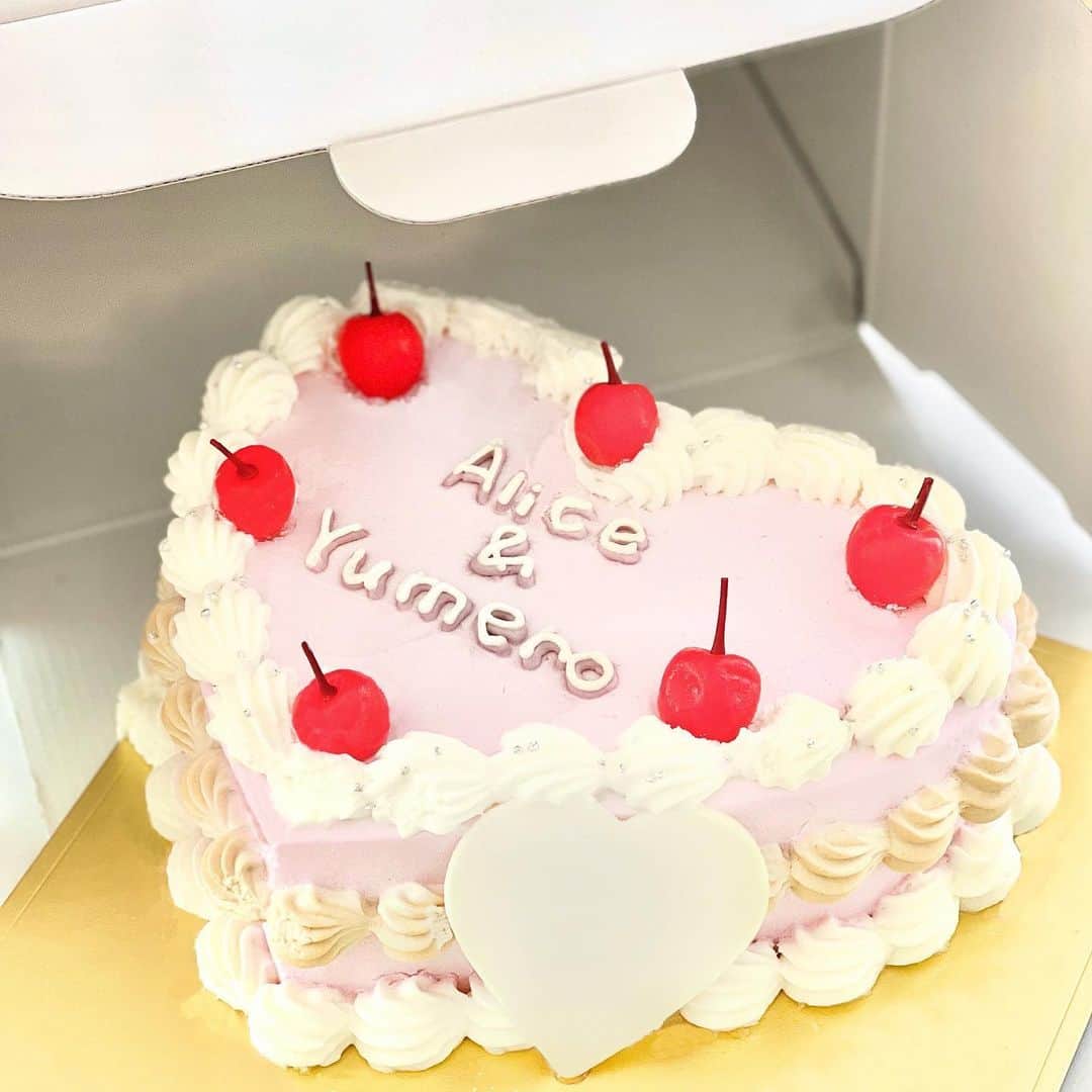 ゆうめろさんのインスタグラム写真 - (ゆうめろInstagram)「ありすちゃんと9ヶ月記念日だったので @cakewith_tokyo でセンイルケーキを作ってもらったよ🎂 ケーキの形やクリームの色、トッピングまで決められるの🐇🤍 ピンク色にしてさくらんぼをトッピングにしてもらった〜🍒☆ ° 組み合わせの仕方は沢山あるので 記念日や誕生日お祝いなどに絶対喜ばれそう😳💝💝 気になった子はチェックしてみてね✨ ･ #cakewith #オーダーケーキ  #オーダーケーキ専門店」10月23日 12時14分 - yk.o0