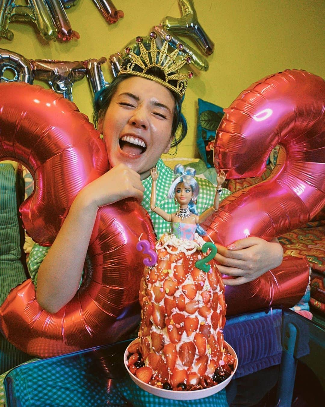 仲里依紗のインスタグラム：「実はれいちゃんがお誕生日にバービーケーキをサプライズをしてくれましたっっ🥺😭💕 そのサプライズの一部始終をYouTubeにアップしました🤲😘れいちゃんの優しさをぜひみてね😍🥲❤️✨✨✨  いい妹を持って幸せ🥺💕💕💕💕  #最後の写真 #早くケーキ食わせろな表情」