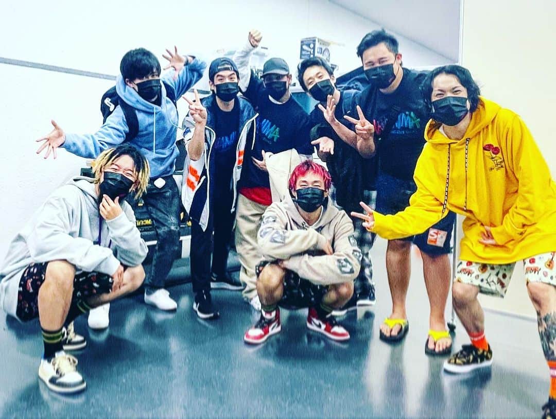 マサイのインスタグラム：「WANIMAさんのライブにご招待いただき、はちゃめちゃ元気を貰いました🤣 久々の爆音環境…大量の超巨大スピーカーの中で聞けて幸せです！！！  家に帰っても…こんな感じ #WANIMA #フィッシャーズ」
